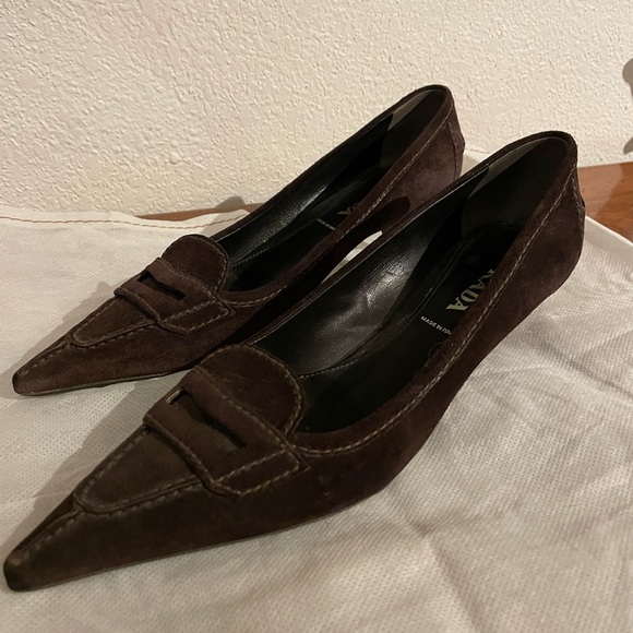 Vintage PRADA Kitten Healed Brown Suede Pointed-Toe Pumps with Tonal Stitching - Picture 2 of 11